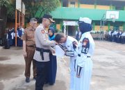 Police Go To School, Kapolsek Tamalate Serahkan Penghargaan PKS, Dorong Siswa Jadi Generasi Disiplin