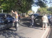 Mobil Tabrak Trotoar, Personel Polsek Tamalate Sigap Urai Kemacetan di Jalan Metro Tanjung Bunga