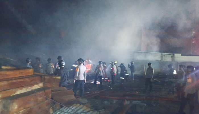 Kebakaran Hanguskan Tempat Pengolahan Kayu di Manggala Makassar