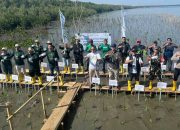 Tekan Abrasi dan Jaga Ekosistem Laut, Bhabinkamtibmas Untia Dukung Gerakan Tanam Mangrove