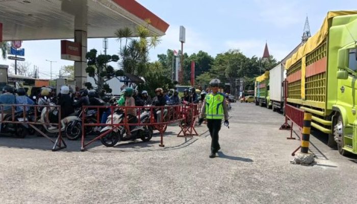 Antrean BBM Memanjang, Kapolsek Tamalanrea Turun Cek Pengamanan Personil di SPBU
