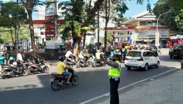 Antrean Panjang Kendaraan, Unit Lantas Polsek Ujung Pandang Mengatur Arus Lalu Lintas di Depan SPBU
