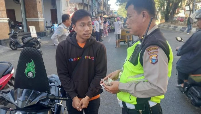 Tertibkan Arus Lalu Lintas, Unit Lantas Polsek Bontoala Tegur Pengendara yang Melanggar