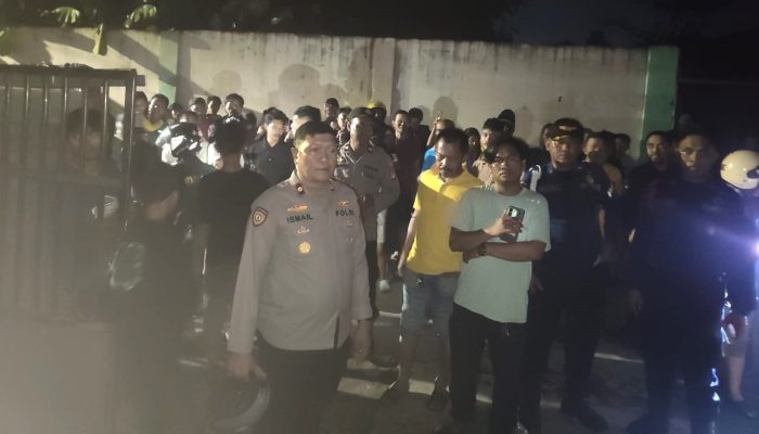 Kapolsek Rappocini Turun Langsung Pengamanan Penanganan Kebakaran Rumah Kos