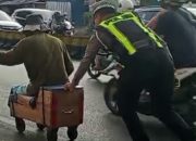 Aksi Humanis Polisi, Kanit Lantas Biringkanaya Bantu Penyandang Disabilitas Melintas