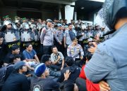 Kapolrestabes Makassar Kawal Aksi Unras Antrean Panjang BBM