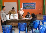 Bhabinkamtibmas Paccerakkang Pantau Penyaluran Bantuan Beras kepada Warga Kurang Mampu