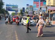 Bantu Warga Menyeberang, Satlantas Polsek Rappocini Hadir Berikan Pelayanan di Jalan